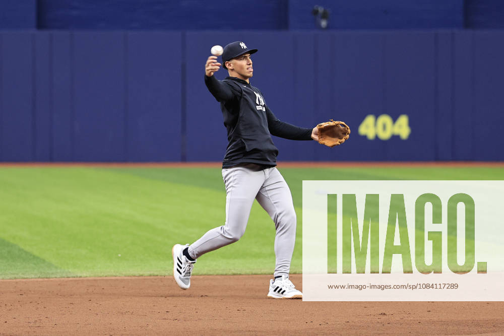 New York Yankees shortstop George Lombard Jr. (96) throws to first base during pregame warmups prior to game one of the ALDS for the 2026 MLB, Baseball Herren, USA Playoffs against the Tampa Bay Rays on October 3, 2026 at Tropicana Field. The Rays beat the Yankees 1-0. St. Petersburg USA - ZUMAh180 20261003_zsp_h180_013