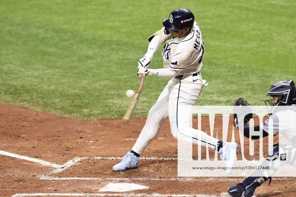 Tampa Bay Rays right fielder Victor Mesa Jr. (25) singles to left field in the fourth inning of game one of the ALDS for the 2026 MLB, Baseball Herren, USA Playoffs against the New York Yankees on October 3, 2026 at Tropicana Field. The Rays beat the Yankees 1-0. St. Petersburg USA - ZUMAh180 20261003_zsp_h180_063