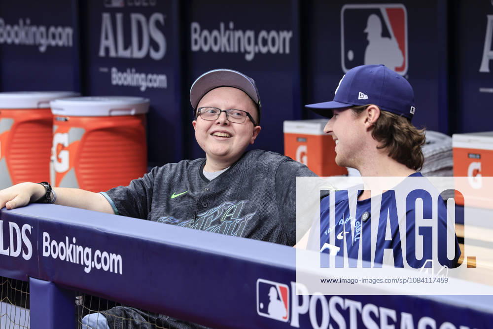 Tampa Bay Rays pitcher Ryan Pepiot (44) spends time with special guest Jayson Gerkin prior to game one of the ALDS for the 2026 MLB, Baseball Herren, USA Playoffs on October 3, 2026 at Tropicana Field. The Rays beat the Yankees 1-0. St. Petersburg USA - ZUMAh180 20261003_zsp_h180_066