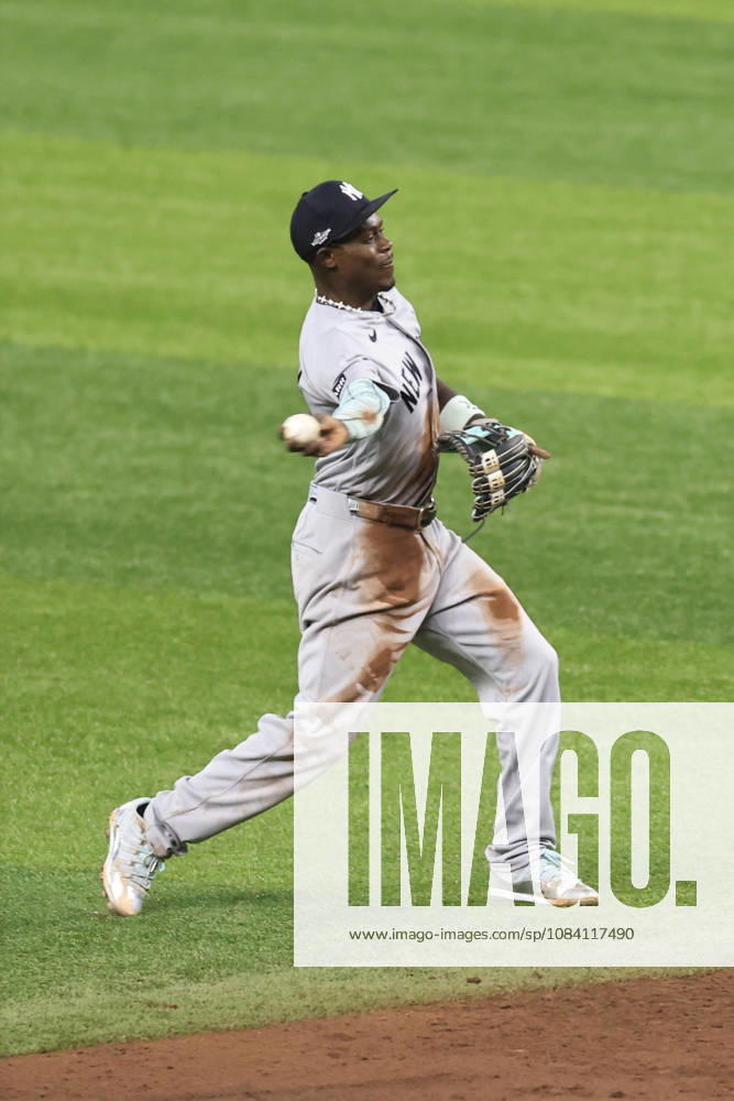 New York Yankees second baseman Jazz Chisholm Jr. (13) fields a ball off the bat of Tampa Bay Rays right fielder Jonny DeLuca (21) and throws him out at first base during the second inning of game one of the ALDS for the 2026 MLB, Baseball Herren, USA Playoffs on October 3, 2026 at Tropicana Field. The Rays beat the Yankees 1-0. St. Petersburg USA - ZUMAh180 20261003_zsp_h180_059
