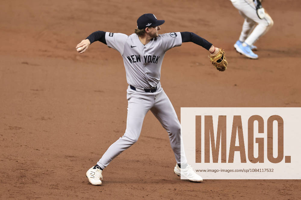New York Yankees third baseman Ryan McMahon (19) fields a ball off the bat of Tampa Bay Rays shortstop Taylor Walls (6) and throws him out at first base during the second inning of game one of the ALDS for the 2026 MLB, Baseball Herren, USA Playoffs on October 3, 2026 at Tropicana Field. The Rays beat the Yankees 1-0. St. Petersburg USA - ZUMAh180 20261003_zsp_h180_053