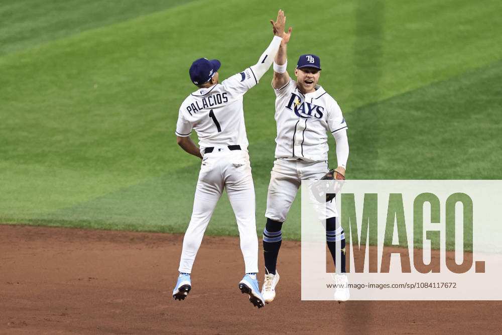 Tampa Bay Rays infielders Taylor Walls (6) and Richie Palacious (1) celebrate the win after game one of the ALDS for the 2026 MLB, Baseball Herren, USA Playoffs against the New York Yankees on October 3, 2026 at Tropicana Field. The Rays beat the Yankees 1-0. St. Petersburg USA - ZUMAh180 20261003_zsp_h180_109