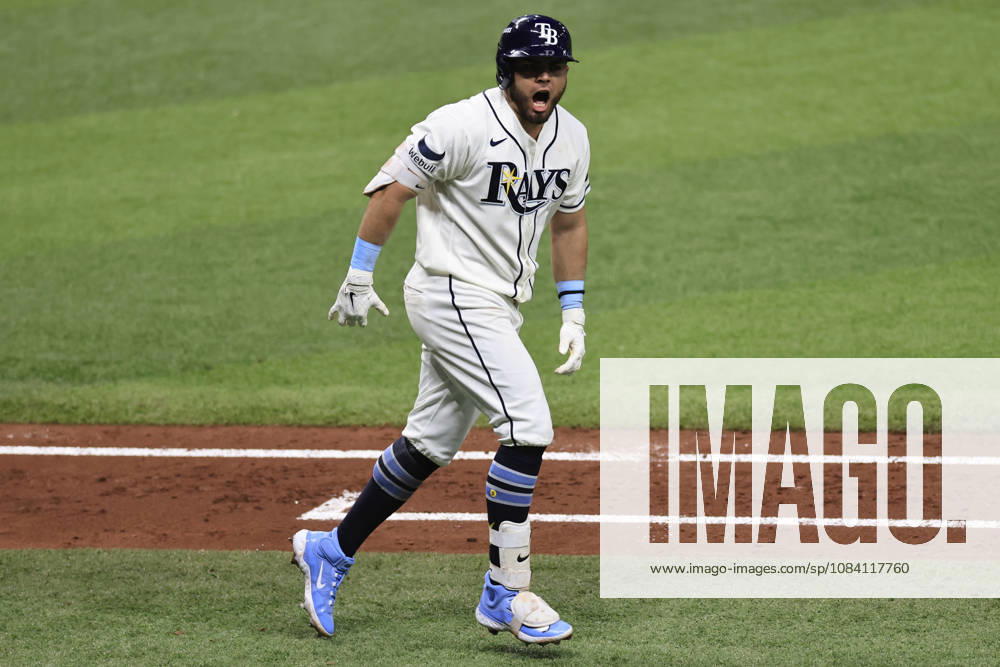 Tampa Bay Rays first baseman Jonathan Aranda (8) homers to right center field in the third inning of game one of the ALDS for the 2026 MLB, Baseball Herren, USA Playoffs against the New York Yankees on October 3, 2026 at Tropicana Field. The Rays beat the Yankees 1-0. St. Petersburg USA - ZUMAh180 20261003_zsp_h180_106