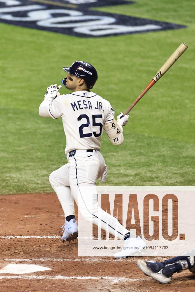Tampa Bay Rays right fielder Victor Mesa Jr. (25) singles to left field in the fourth inning of game one of the ALDS for the 2026 MLB, Baseball Herren, USA Playoffs against the New York Yankees on October 3, 2026 at Tropicana Field. The Rays beat the Yankees 1-0. St. Petersburg USA - ZUMAh180 20261003_zsp_h180_107