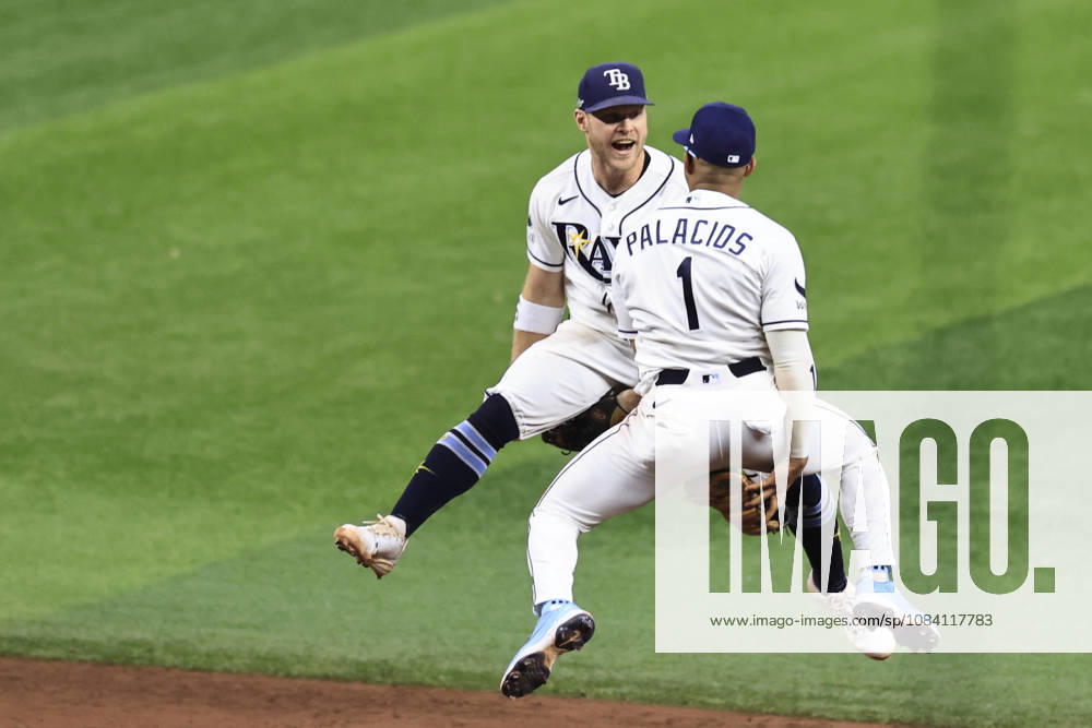 Tampa Bay Rays infielders Taylor Walls (6) and Richie Palacious (1) celebrate the win after game one of the ALDS for the 2026 MLB, Baseball Herren, USA Playoffs against the New York Yankees on October 3, 2026 at Tropicana Field. The Rays beat the Yankees 1-0. St. Petersburg USA - ZUMAh180 20261003_zsp_h180_105