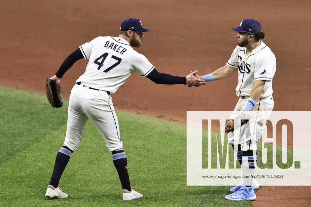 Tampa Bay Rays pitcher Bryan Baker (47) shakes hands with first baseman Jonathan Aranda (8) to celebrate the win after game one of the ALDS for the 2026 MLB, Baseball Herren, USA Playoffs against the New York Yankees on October 3, 2026 at Tropicana Field. The Rays beat the Yankees 1-0. St. Petersburg USA - ZUMAh180 20261003_zsp_h180_102