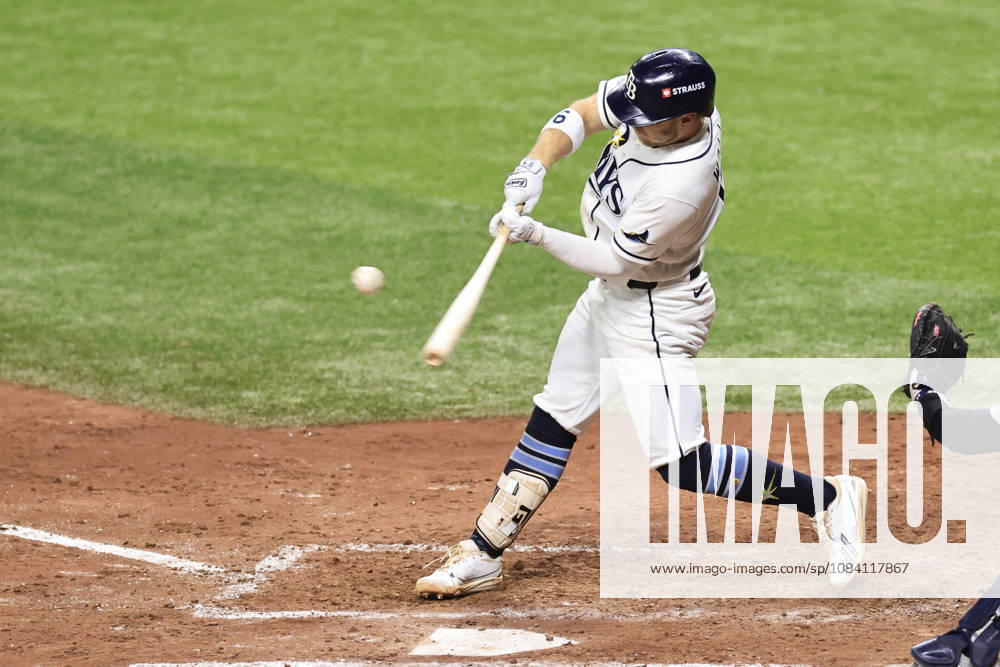 Tampa Bay Rays shortstop Taylor Walls (6) pops out to New York Yankees second baseman Jazz Chisholm Jr. (13) in the seventh inning of game one of the ALDS for the 2026 MLB, Baseball Herren, USA Playoffs on October 3, 2026 at Tropicana Field. The Rays beat the Yankees 1-0. St. Petersburg USA - ZUMAh180 20261003_zsp_h180_098