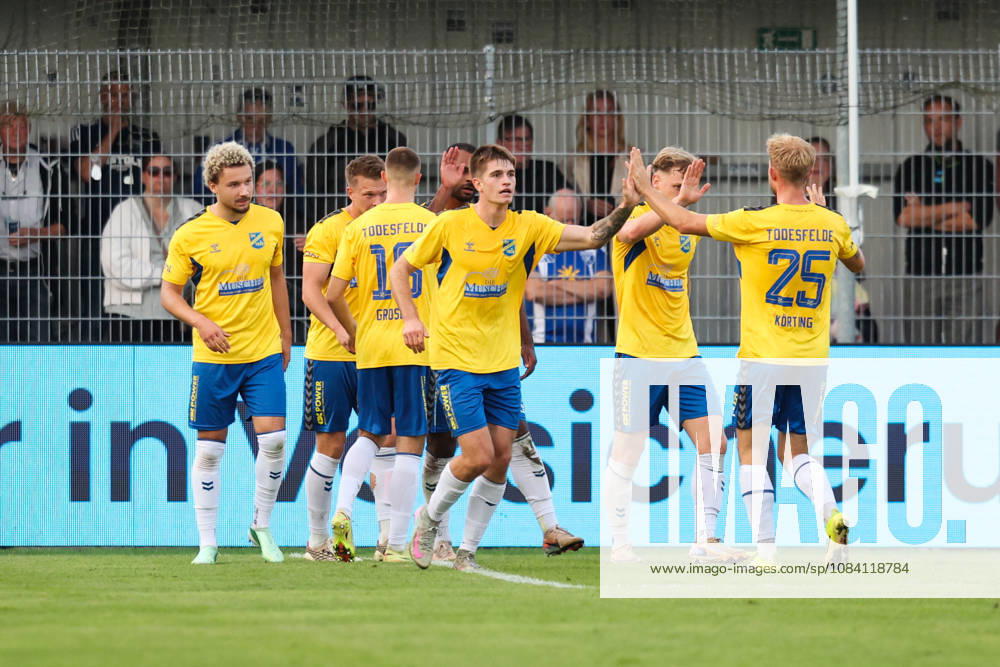 Fussball, Herren, Regionalliga Nord, 12. Spieltag, BSV Kickers Emden - SV Todesfelde Torjubel zum 0:1 durch Benjamin Petrick (35 SV Todesfelde)