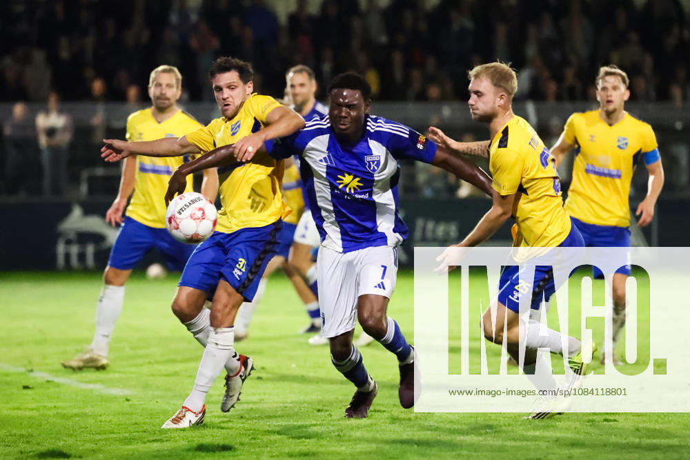 Fussball, Herren, Regionalliga Nord, 12. Spieltag, BSV Kickers Emden - SV Todesfelde Ayukayoh Mengot (weiß 7 BSV Kickers Emden) im Zweikampf mit Mirko Boland (31 SV Todesfelde) und Tyler Körting (25 SV Todesfelde)