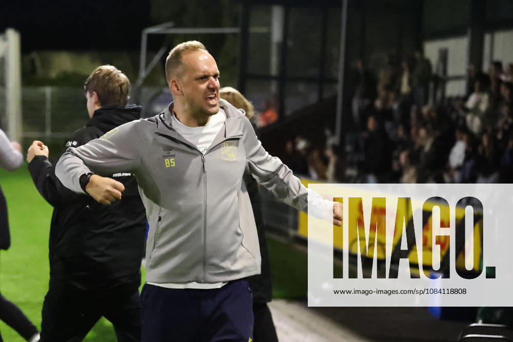 Fussball, Herren, Regionalliga Nord, 12. Spieltag, BSV Kickers Emden - SV Todesfelde Trainer Björn Sörensen (SV Todesfelde) feiert den Auswärtssieg