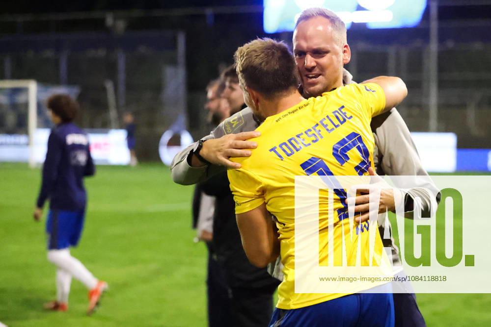 Fussball, Herren, Regionalliga Nord, 12. Spieltag, BSV Kickers Emden - SV Todesfelde Trainer Björn Sörensen (SV Todesfelde) feiert den Auswärtssieg mit Christian Rave (13 SV Todesfelde)