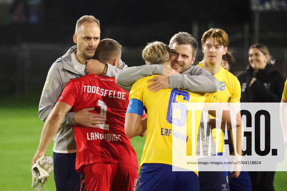 Fussball, Herren, Regionalliga Nord, 12. Spieltag, BSV Kickers Emden - SV Todesfelde Trainer Björn Sörensen (SV Todesfelde) feiert den Auswärtssieg mit Torwart Fabian Landvoigt (01 SV Todesfelde)