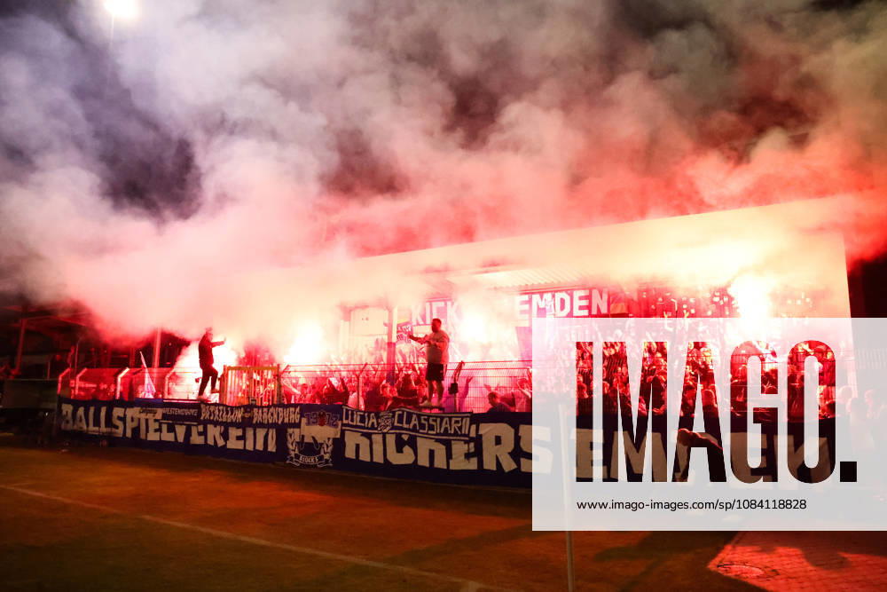 Fussball, Herren, Regionalliga Nord, 12. Spieltag, BSV Kickers Emden - SV Todesfelde Pyrotechnik im Stadion in Emden vom Fanblock Block 5