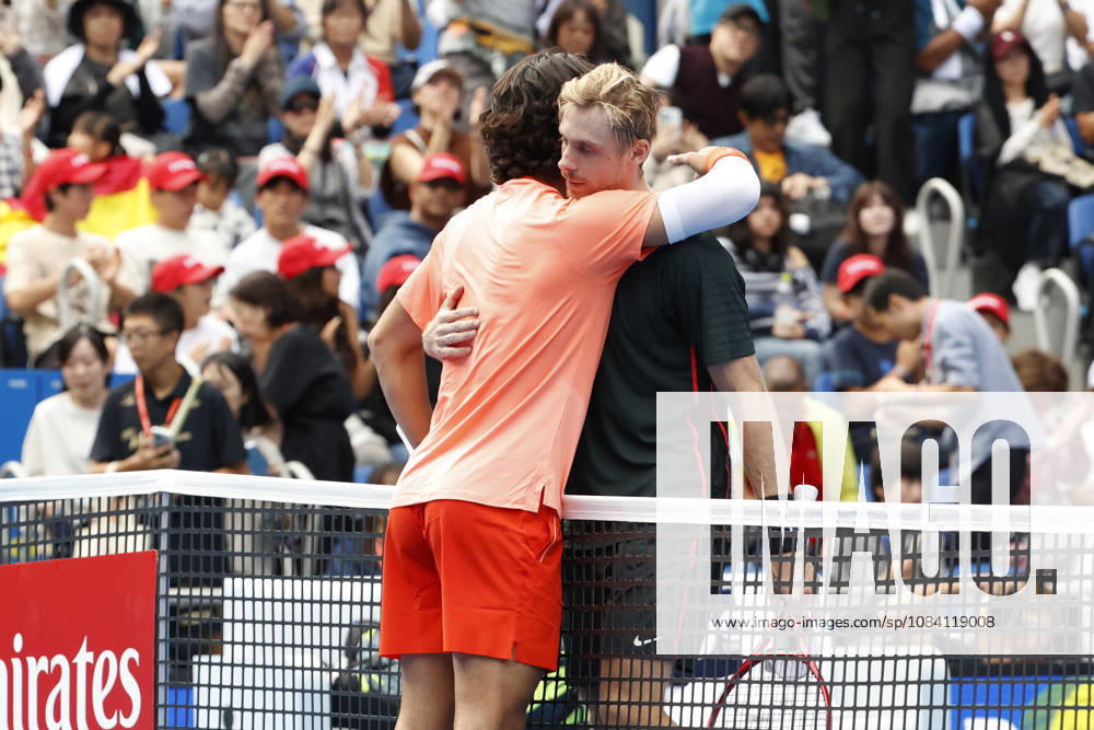 Carlos Alcaraz (Spain), left, hugs Denis Shapovalov (Canada) at the net after Shapovalov was forced to retire due to an injury during their quarterfinal match at the Kinoshita Group Japan Open Tennis Championships at Ariake Colosseum in Tokyo. Alcaraz won 7-6(3), 2-1 Tokyo Japan - ZUMAm191 20261004_aap_m191_092