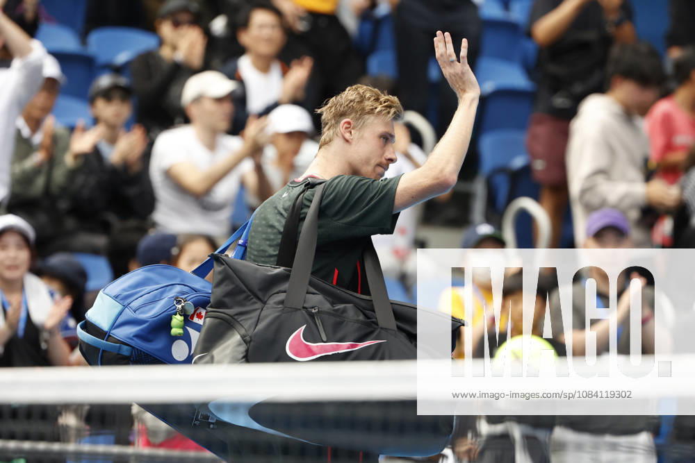Denis Shapovalov (Canada) waves to the crowd as he exits the court after retiring due to injury during his quarterfinal match against Carlos Alcaraz (Spain) at the Kinoshita Group Japan Open Tennis Championships at Ariake Colosseum in Tokyo. The tournament runs from September 29 to October 6. Carlos Alcaraz won 7-6(3), 2-1 Tokyo Japan - ZUMAm191 20261004_aap_m191_094