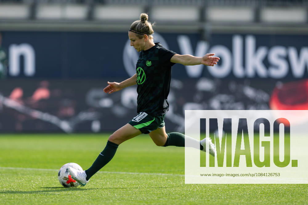 Fußball I Frauen I Saison 2026-2027 I Bundesliga I VfL Wolfsburg - Hamburger SV I 04.10.2026 Svenja Huth (10, VfL Wolfsburg) schießt beim aufwärmen auf das Tor. Freisteller, Nahaufnahme, Porträt, Portrait, Einzelfoto, Einzelbild, Körper Wolfsburg AOK Stadion Niedersachsen Deutschland