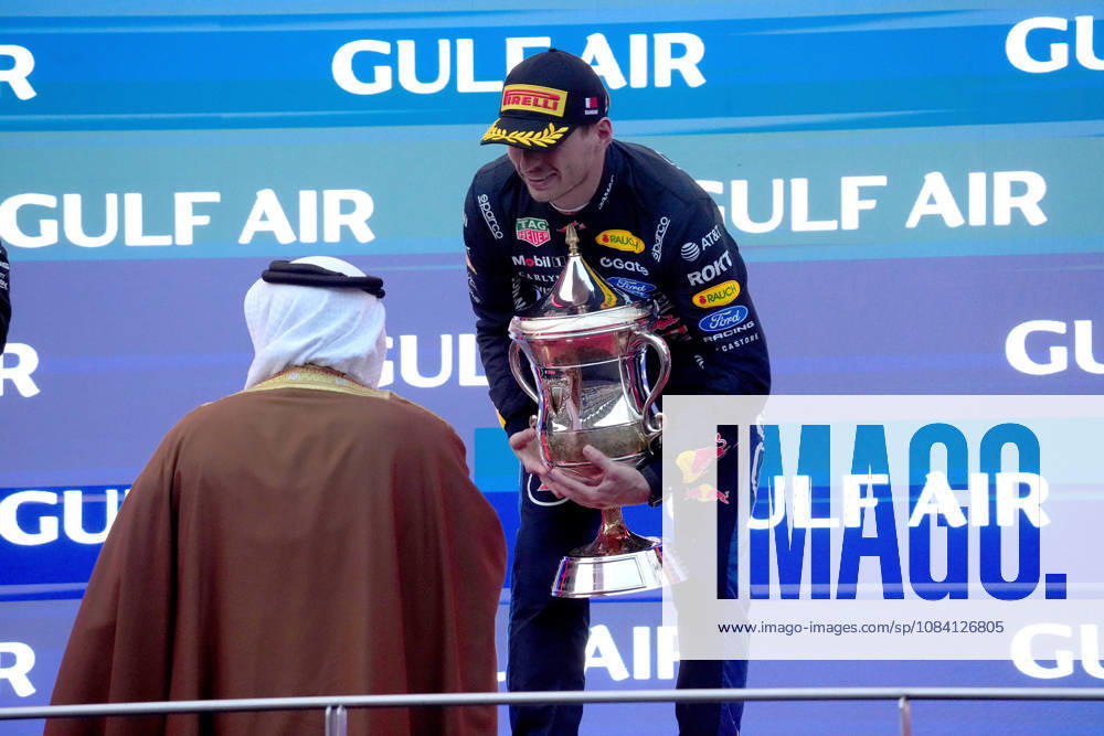 2026 Formula 1 Gulf Air Bahrain Grand Prix 04.10.2026, Sepang International Circuit, Kuala Lumpur, 2026 Formula 1 Gulf Air Bahrain Grand Prix , Podium:, Fürst Hamad bin Isa Al Chalifa von Bahrain üb ergit die Trophäe an den Sieger Max Verstappen (NLD), Oracle Red Bull Racing Kuala Lumpur Sepang International Circuit Malaysia