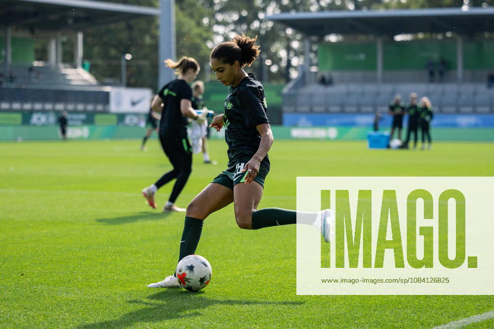 Fußball I Frauen I Saison 2026-2027 I Bundesliga I VfL Wolfsburg - Hamburger SV I 04.10.2026 Cora Zicai (28, VfL Wolfsburg) Freisteller, Nahaufnahme, Porträt, Portrait, Einzelfoto, Einzelbild, Körper Wolfsburg AOK Stadion Niedersachsen Deutschland