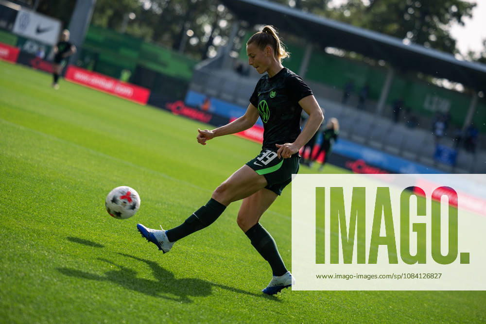 Fußball I Frauen I Saison 2026-2027 I Bundesliga I VfL Wolfsburg - Hamburger SV I 04.10.2026 Sarai Linder (39, VfL Wolfsburg) Freisteller, Nahaufnahme, Porträt, Portrait, Einzelfoto, Einzelbild, Körper schießt den Ball beim aufwärmen Wolfsburg AOK Stadion Niedersachsen Deutschland