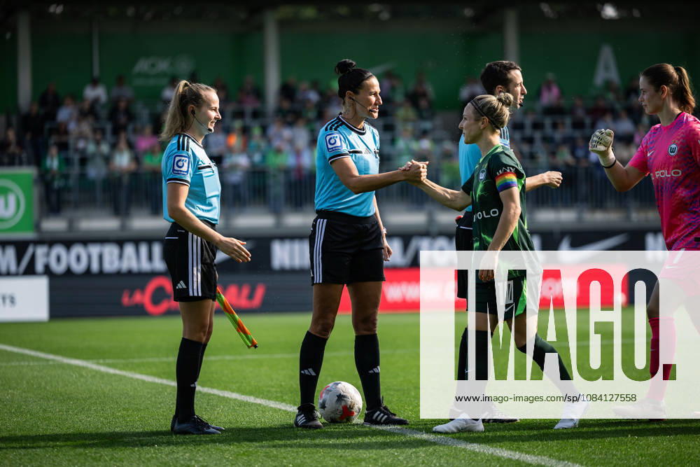 Fußball I Frauen I Saison 2026-2027 I Bundesliga I VfL Wolfsburg - Hamburger SV I 04.10.2026 Nadine westerhoff (Schiedsrichterin) klatscht mit Svenja Huth (10, VfL Wolfsburg) ab Wolfsburg AOK Stadion Niedersachsen Deutschland