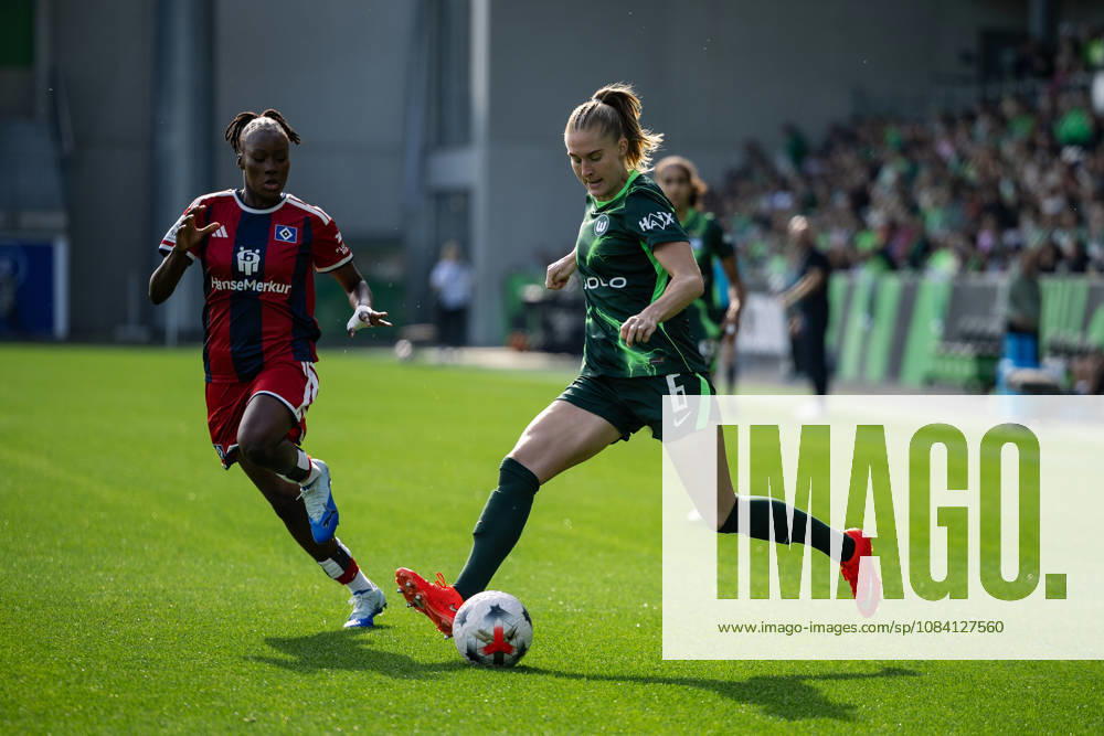 Fußball I Frauen I Saison 2026-2027 I Bundesliga I VfL Wolfsburg - Hamburger SV I 04.10.2026 Magou Doucoure (2, Hamburger SV) Janina Minge (6, VfL Wolfsburg) im Zweikampf Wolfsburg AOK Stadion Niedersachsen Deutschland