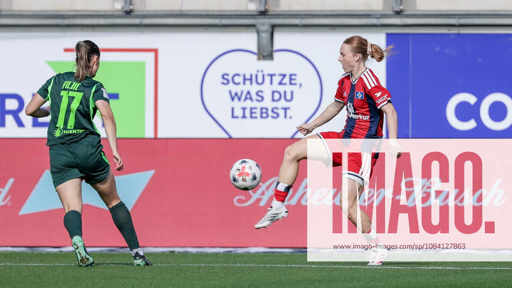 V.li.: Katharina Piljic (VfL Wolfsburg, 17) und Carla Morich (Hamburger SV, HSV, 10) im Zweikampf, Duell, Dynamik, Aktion, Action, Spielszene, DIE DFB-RICHTLINIEN UNTERSAGEN JEGLICHE NUTZUNG VON FOTOS ALS SEQUENZBILDER UND ODER VIDEOÄHNLICHE FOTOSTRECKEN. DFB REGULATIONS PROHIBIT ANY USE OF PHOTOGRAPHS AS IMAGE SEQUENCES AND OR QUASI-VIDEO., 04.10.2026, Wolfsburg (Deutschland), Fussball, Google Pixel Frauen-Bundesliga, VfL Wolfsburg - Hamburger SV