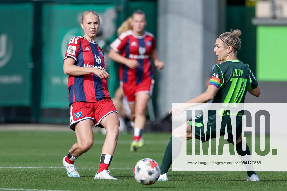 V.li.: Paulina Bartz (Hamburger SV, HSV, 37) und Svenja Huth (VfL Wolfsburg, 10) im Zweikampf, Duell, Dynamik, Aktion, Action, Spielszene, DIE DFB-RICHTLINIEN UNTERSAGEN JEGLICHE NUTZUNG VON FOTOS ALS SEQUENZBILDER UND ODER VIDEOÄHNLICHE FOTOSTRECKEN. DFB REGULATIONS PROHIBIT ANY USE OF PHOTOGRAPHS AS IMAGE SEQUENCES AND OR QUASI-VIDEO., 04.10.2026, Wolfsburg (Deutschland), Fussball, Google Pixel Frauen-Bundesliga, VfL Wolfsburg - Hamburger SV
