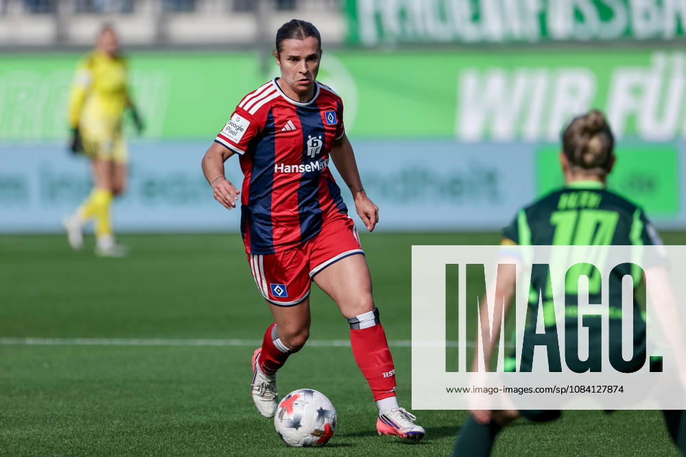 Leila Peneau (Hamburger SV, 15) am Ball, Einzelbild, Ganzkörper, Aktion, Action, Spielszene, DIE DFB-RICHTLINIEN UNTERSAGEN JEGLICHE NUTZUNG VON FOTOS ALS SEQUENZBILDER UND ODER VIDEOÄHNLICHE FOTOSTRECKEN. DFB REGULATIONS PROHIBIT ANY USE OF PHOTOGRAPHS AS IMAGE SEQUENCES AND OR QUASI-VIDEO., 04.10.2026, Wolfsburg (Deutschland), Fussball, Google Pixel Frauen-Bundesliga, VfL Wolfsburg - Hamburger SV