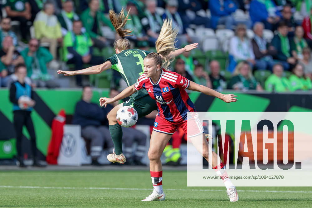 V.li.: Lieske Carleer (VfL Wolfsburg, 3) und Nikola Karczewska (Hamburger SV, 20) im Zweikampf, Duell, Dynamik, Aktion, Action, Spielszene, DIE DFB-RICHTLINIEN UNTERSAGEN JEGLICHE NUTZUNG VON FOTOS ALS SEQUENZBILDER UND ODER VIDEOÄHNLICHE FOTOSTRECKEN. DFB REGULATIONS PROHIBIT ANY USE OF PHOTOGRAPHS AS IMAGE SEQUENCES AND OR QUASI-VIDEO., 04.10.2026, Wolfsburg (Deutschland), Fussball, Google Pixel Frauen-Bundesliga, VfL Wolfsburg - Hamburger SV