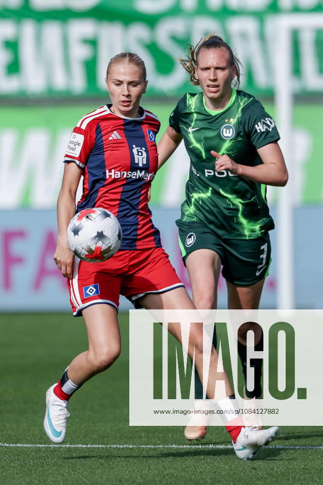 V.li.: Paulina Bartz (Hamburger SV, HSV, 37) und Lieske Carleer (VfL Wolfsburg, 3) im Zweikampf, Duell, Dynamik, Aktion, Action, Spielszene, DIE DFB-RICHTLINIEN UNTERSAGEN JEGLICHE NUTZUNG VON FOTOS ALS SEQUENZBILDER UND ODER VIDEOÄHNLICHE FOTOSTRECKEN. DFB REGULATIONS PROHIBIT ANY USE OF PHOTOGRAPHS AS IMAGE SEQUENCES AND OR QUASI-VIDEO., 04.10.2026, Wolfsburg (Deutschland), Fussball, Google Pixel Frauen-Bundesliga, VfL Wolfsburg - Hamburger SV