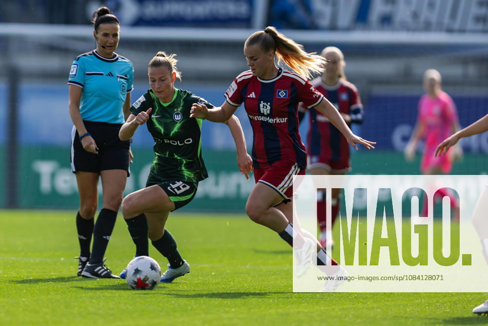 Fußball I Frauen I Saison 2026-2027 I Bundesliga I VfL Wolfsburg - Hamburger SV I 04.10.2026 Sarai Linder (39, VfL Wolfsburg) und Svea Stoldt (8, Hamburger SV) im Zweikampf Wolfsburg AOK Stadion Niedersachsen Deutschland