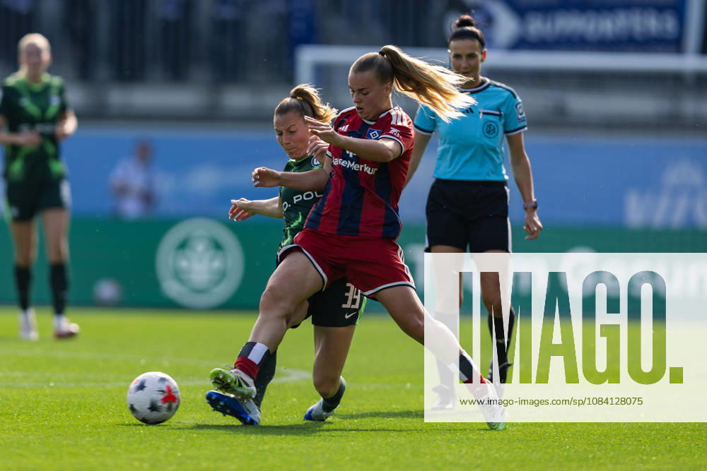 Fußball I Frauen I Saison 2026-2027 I Bundesliga I VfL Wolfsburg - Hamburger SV I 04.10.2026 Sarai Linder (39, VfL Wolfsburg) und Svea Stoldt (8, Hamburger SV) im Zweikampf Wolfsburg AOK Stadion Niedersachsen Deutschland