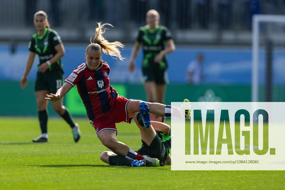Fußball I Frauen I Saison 2026-2027 I Bundesliga I VfL Wolfsburg - Hamburger SV I 04.10.2026 Svea Stoldt (8, Hamburger SV) und Sarai Linder (39, VfL Wolfsburg) im Zweikampf Wolfsburg AOK Stadion Niedersachsen Deutschland