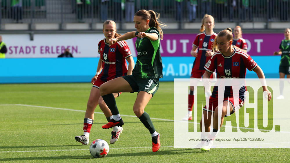 VfL vs. HSV, BL Frauen Wolfsburg, 04.10.2026, Fußball, Frauen, Google Pixel Bundesliga, Saison 2026 2027, VfL Wolfsburg vs Hamburger SV: Lara Prasnikar (VfL Wolfsburg), Svea Stoldt (HSV) AOK Stadion Niedersachsen Deutschland