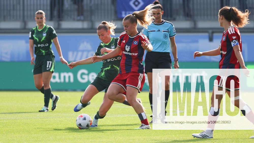 VfL vs. HSV, BL Frauen Wolfsburg, 04.10.2026, Fußball, Frauen, Google Pixel Bundesliga, Saison 2026 2027, VfL Wolfsburg vs Hamburger SV: Sarai Linder (VfL Wolfsburg), Svea Stoldt (HSV) AOK Stadion Niedersachsen Deutschland