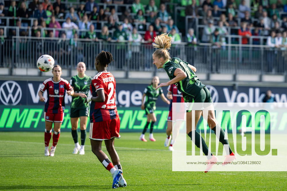 Fußball I Frauen I Saison 2026-2027 I Bundesliga I VfL Wolfsburg - Hamburger SV I 04.10.2026 Janina Minge (6, VfL Wolfsburg) mit einem Kopfball im Strafraum Aktion Dynamik Wolfsburg AOK Stadion Niedersachsen Deutschland