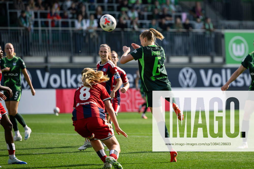 Fußball I Frauen I Saison 2026-2027 I Bundesliga I VfL Wolfsburg - Hamburger SV I 04.10.2026 Janina Minge (6, VfL Wolfsburg) mit einem Kopfball nach einem Eckstoß Aktion Dynamik Wolfsburg AOK Stadion Niedersachsen Deutschland