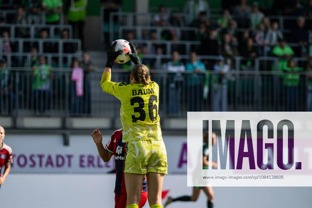 Fußball I Frauen I Saison 2026-2027 I Bundesliga I VfL Wolfsburg - Hamburger SV I 04.10.2026 Jule Baum (36, Hamburger SV) Fängt den Ball nach einer Flanke Wolfsburg AOK Stadion Niedersachsen Deutschland