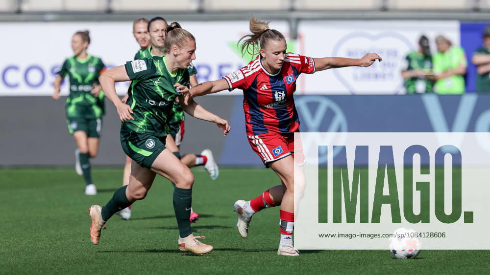 V.li.: Lieske Carleer (VfL Wolfsburg, 3) und Nikola Karczewska (Hamburger SV, 20) im Zweikampf, Duell, Dynamik, Aktion, Action, Spielszene, DIE DFB-RICHTLINIEN UNTERSAGEN JEGLICHE NUTZUNG VON FOTOS ALS SEQUENZBILDER UND ODER VIDEOÄHNLICHE FOTOSTRECKEN. DFB REGULATIONS PROHIBIT ANY USE OF PHOTOGRAPHS AS IMAGE SEQUENCES AND OR QUASI-VIDEO., 04.10.2026, Wolfsburg (Deutschland), Fussball, Google Pixel Frauen-Bundesliga, VfL Wolfsburg - Hamburger SV