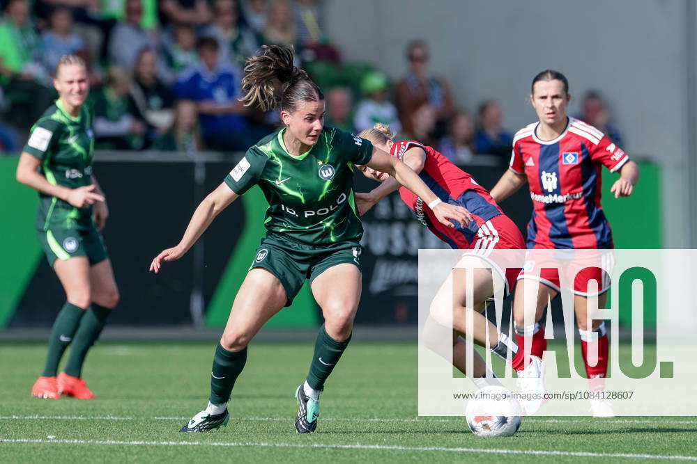 V.li.: Katharina Piljic (VfL Wolfsburg, 17) und Paulina Bartz (Hamburger SV, HSV, 37) im Zweikampf, Duell, Dynamik, Aktion, Action, Spielszene, DIE DFB-RICHTLINIEN UNTERSAGEN JEGLICHE NUTZUNG VON FOTOS ALS SEQUENZBILDER UND ODER VIDEOÄHNLICHE FOTOSTRECKEN. DFB REGULATIONS PROHIBIT ANY USE OF PHOTOGRAPHS AS IMAGE SEQUENCES AND OR QUASI-VIDEO., 04.10.2026, Wolfsburg (Deutschland), Fussball, Google Pixel Frauen-Bundesliga, VfL Wolfsburg - Hamburger SV
