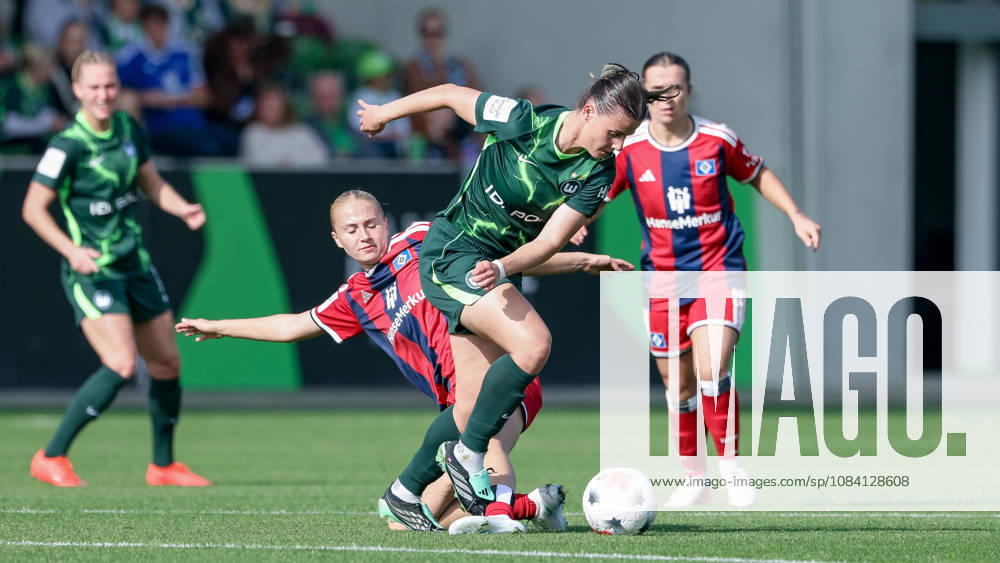 V.li.: Paulina Bartz (Hamburger SV, HSV, 37) und Katharina Piljic (VfL Wolfsburg, 17) im Zweikampf, Duell, Dynamik, Aktion, Action, Spielszene, DIE DFB-RICHTLINIEN UNTERSAGEN JEGLICHE NUTZUNG VON FOTOS ALS SEQUENZBILDER UND ODER VIDEOÄHNLICHE FOTOSTRECKEN. DFB REGULATIONS PROHIBIT ANY USE OF PHOTOGRAPHS AS IMAGE SEQUENCES AND OR QUASI-VIDEO., 04.10.2026, Wolfsburg (Deutschland), Fussball, Google Pixel Frauen-Bundesliga, VfL Wolfsburg - Hamburger SV