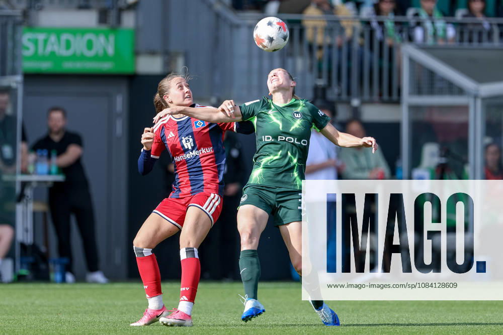 V.li.: Camilla Linberg (Hamburger SV, HSV, 7) und Sarai Linder (VfL Wolfsburg, 39) im Zweikampf, Duell, Dynamik, Aktion, Action, Spielszene, DIE DFB-RICHTLINIEN UNTERSAGEN JEGLICHE NUTZUNG VON FOTOS ALS SEQUENZBILDER UND ODER VIDEOÄHNLICHE FOTOSTRECKEN. DFB REGULATIONS PROHIBIT ANY USE OF PHOTOGRAPHS AS IMAGE SEQUENCES AND OR QUASI-VIDEO., 04.10.2026, Wolfsburg (Deutschland), Fussball, Google Pixel Frauen-Bundesliga, VfL Wolfsburg - Hamburger SV