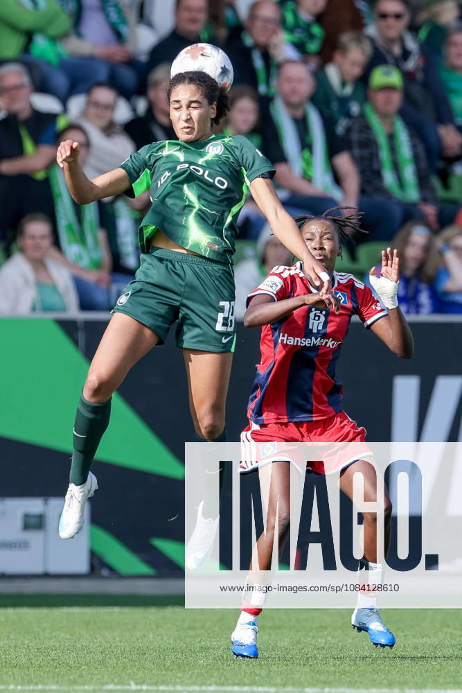 V.li.: Cora Zicai (VfL Wolfsburg, 28) und Magou Doucoure (Hamburger SV, HSV, 2) im Kopfballduell, Kopfball, Zweikampf, Action, Aktion, Spielszene, DIE DFB-RICHTLINIEN UNTERSAGEN JEGLICHE NUTZUNG VON FOTOS ALS SEQUENZBILDER UND ODER VIDEOÄHNLICHE FOTOSTRECKEN. DFB REGULATIONS PROHIBIT ANY USE OF PHOTOGRAPHS AS IMAGE SEQUENCES AND OR QUASI-VIDEO., 04.10.2026, Wolfsburg (Deutschland), Fussball, Google Pixel Frauen-Bundesliga, VfL Wolfsburg - Hamburger SV