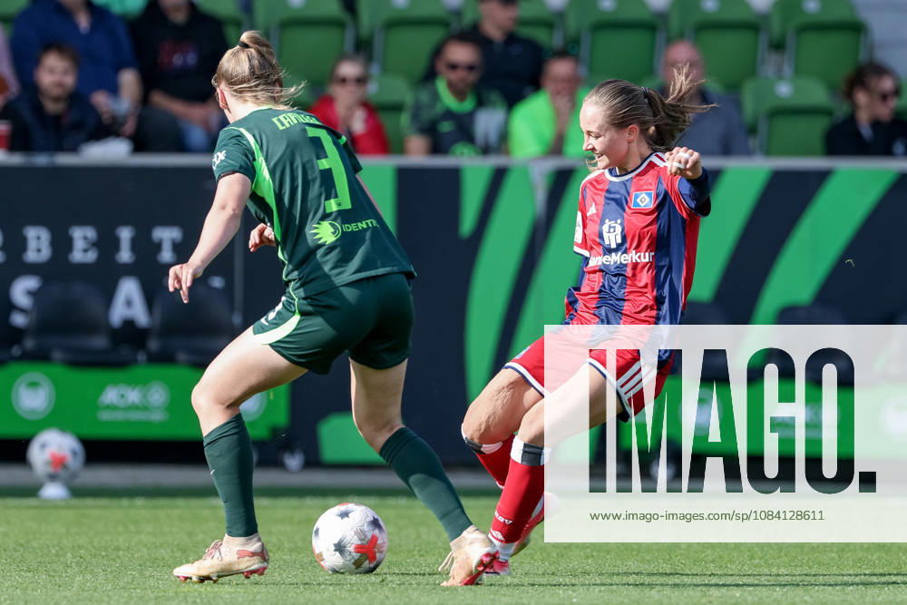 V.li.: Lieske Carleer (VfL Wolfsburg, 3) und Camilla Linberg (Hamburger SV, HSV, 7) am Ball, Einzelbild, Ganzkörper, Aktion, Action, Spielszene, DIE DFB-RICHTLINIEN UNTERSAGEN JEGLICHE NUTZUNG VON FOTOS ALS SEQUENZBILDER UND ODER VIDEOÄHNLICHE FOTOSTRECKEN. DFB REGULATIONS PROHIBIT ANY USE OF PHOTOGRAPHS AS IMAGE SEQUENCES AND OR QUASI-VIDEO., 04.10.2026, Wolfsburg (Deutschland), Fussball, Google Pixel Frauen-Bundesliga, VfL Wolfsburg - Hamburger SV