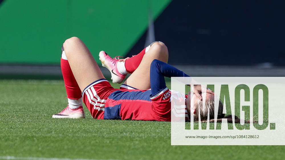 Camilla Linberg (Hamburger SV, HSV, 7) liegt verletzt am Boden, Verletzung, Schmerzen, schmerzverzerrtes Gesicht, DIE DFB-RICHTLINIEN UNTERSAGEN JEGLICHE NUTZUNG VON FOTOS ALS SEQUENZBILDER UND ODER VIDEOÄHNLICHE FOTOSTRECKEN. DFB REGULATIONS PROHIBIT ANY USE OF PHOTOGRAPHS AS IMAGE SEQUENCES AND OR QUASI-VIDEO., 04.10.2026, Wolfsburg (Deutschland), Fussball, Google Pixel Frauen-Bundesliga, VfL Wolfsburg - Hamburger SV