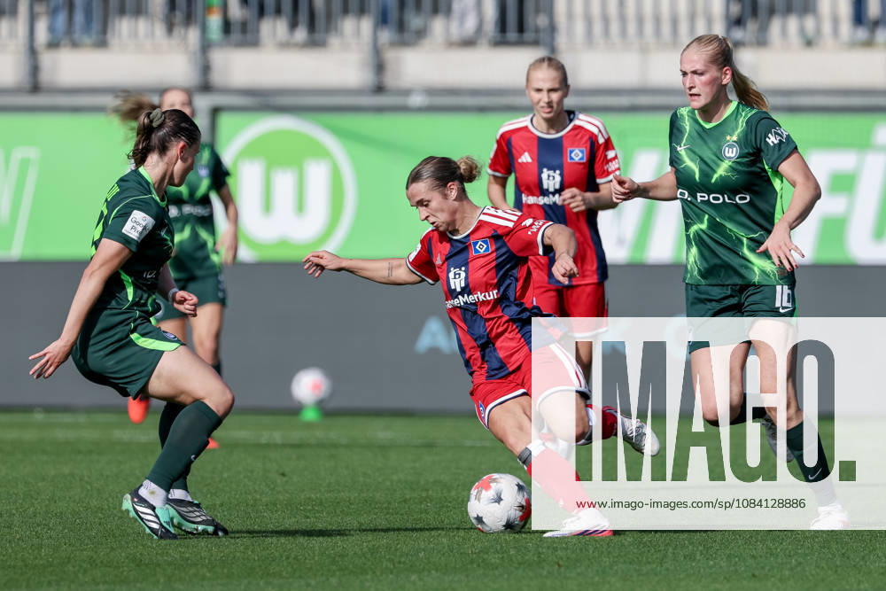 V.li.: Katharina Piljic (VfL Wolfsburg, 17) und Leila Peneau (Hamburger SV, 15) im Zweikampf, Duell, Dynamik, Aktion, Action, Spielszene, Camilla Küver (VfL Wolfsburg, 16), DIE DFB-RICHTLINIEN UNTERSAGEN JEGLICHE NUTZUNG VON FOTOS ALS SEQUENZBILDER UND ODER VIDEOÄHNLICHE FOTOSTRECKEN. DFB REGULATIONS PROHIBIT ANY USE OF PHOTOGRAPHS AS IMAGE SEQUENCES AND OR QUASI-VIDEO., 04.10.2026, Wolfsburg (Deutschland), Fussball, Google Pixel Frauen-Bundesliga, VfL Wolfsburg - Hamburger SV