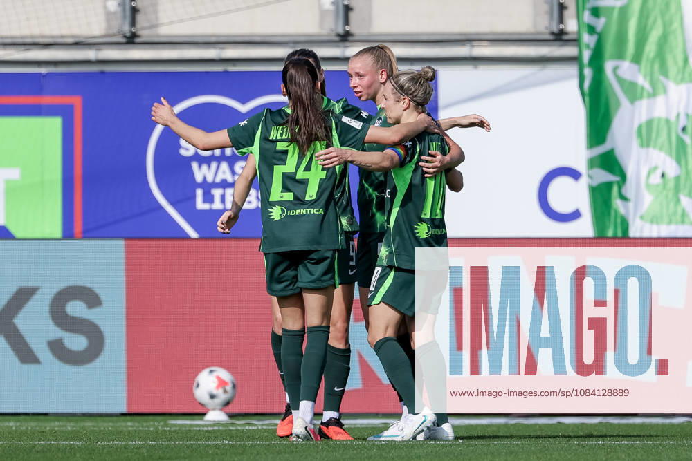 Spielerinnen vom VfL Wolfsburg mit Torjubel, Jubel, jubeln, jubelt, optimistisch, Spielszene, Highlight, Freude über das Tor zum 1:0, DIE DFB-RICHTLINIEN UNTERSAGEN JEGLICHE NUTZUNG VON FOTOS ALS SEQUENZBILDER UND ODER VIDEOÄHNLICHE FOTOSTRECKEN. DFB REGULATIONS PROHIBIT ANY USE OF PHOTOGRAPHS AS IMAGE SEQUENCES AND OR QUASI-VIDEO., 04.10.2026, Wolfsburg (Deutschland), Fussball, Google Pixel Frauen-Bundesliga, VfL Wolfsburg - Hamburger SV
