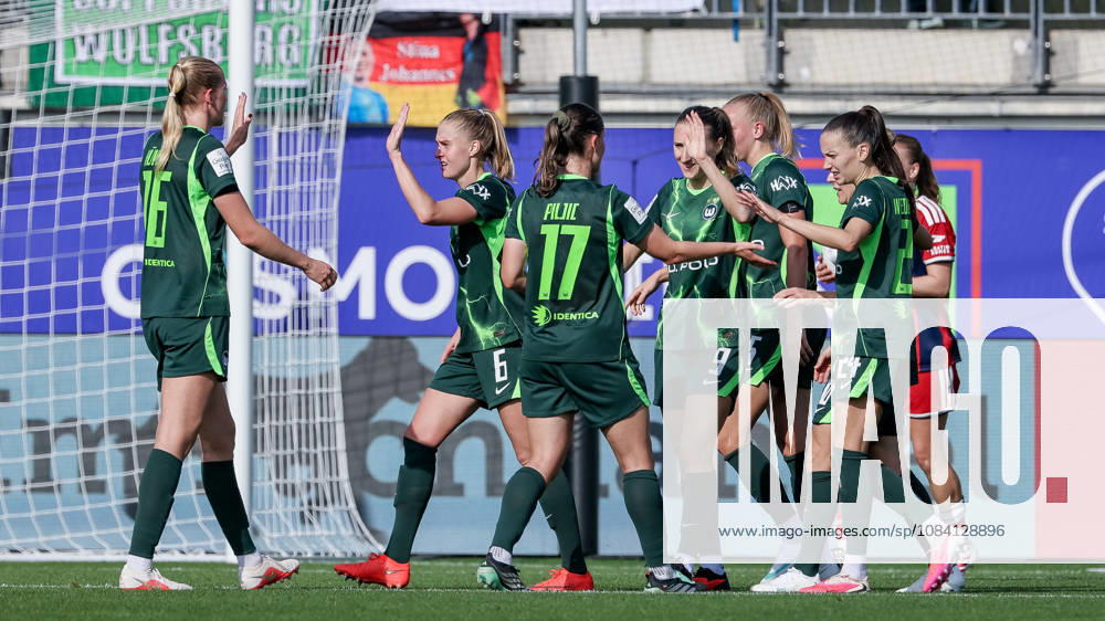Spielerinnen vom VfL Wolfsburg mit Torjubel, Jubel, jubeln, jubelt, optimistisch, Spielszene, Highlight, Freude über das Tor zum 1:0, DIE DFB-RICHTLINIEN UNTERSAGEN JEGLICHE NUTZUNG VON FOTOS ALS SEQUENZBILDER UND ODER VIDEOÄHNLICHE FOTOSTRECKEN. DFB REGULATIONS PROHIBIT ANY USE OF PHOTOGRAPHS AS IMAGE SEQUENCES AND OR QUASI-VIDEO., 04.10.2026, Wolfsburg (Deutschland), Fussball, Google Pixel Frauen-Bundesliga, VfL Wolfsburg - Hamburger SV