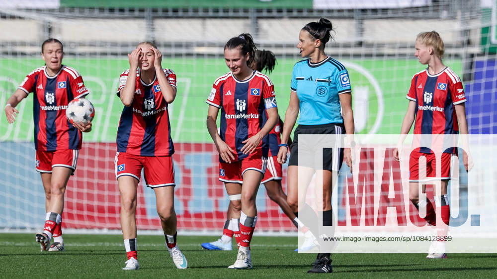 V.li.: Annaleen Böhler (Hamburger SV, HSV, 6), Paulina Bartz (Hamburger SV, HSV, 37) und Pauline Machtens (Hamburger SV, HSV, 28) im Gespräch mit Schiedsrichterin Nadine Westerhoff reklamiert, beschweren, portestiert, meckern, Protest, Jaqueline Dönges (Hamburger SV, HSV, 21), DIE DFB-RICHTLINIEN UNTERSAGEN JEGLICHE NUTZUNG VON FOTOS ALS SEQUENZBILDER UND ODER VIDEOÄHNLICHE FOTOSTRECKEN. DFB REGULATIONS PROHIBIT ANY USE OF PHOTOGRAPHS AS IMAGE SEQUENCES AND OR QUASI-VIDEO., 04.10.2026, Wolfsburg (Deutschland), Fussball, Google Pixel Frauen-Bundesliga, VfL Wolfsburg - Hamburger SV