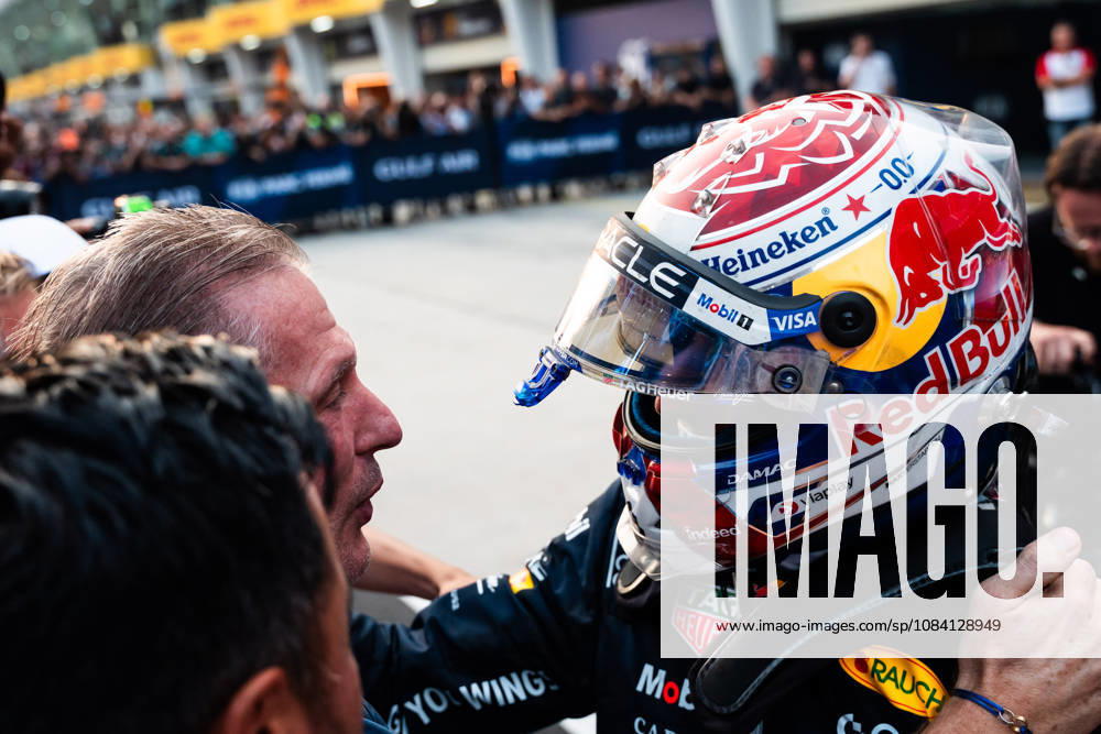 Formula 1 Gulf Air Bahrain Grand Prix in Malaysia 2026 Levi Erb OVERTAKE MAXPPP - Sepang 04 10 2026 03 VERSTAPPEN Max (nld), Oracle Red Bull Racing, portrait Race winner at the Formula 1 Gulf Air Bahrain Grand Prix 2026 in Malaysia, the 15th round of the 2026 FIA Formula 1 World Championship, WM, Weltmeisterschaft at the Sepang International circuit, from 1 to 4 October 2026 Sepang Sepang International Circuit Malaysia